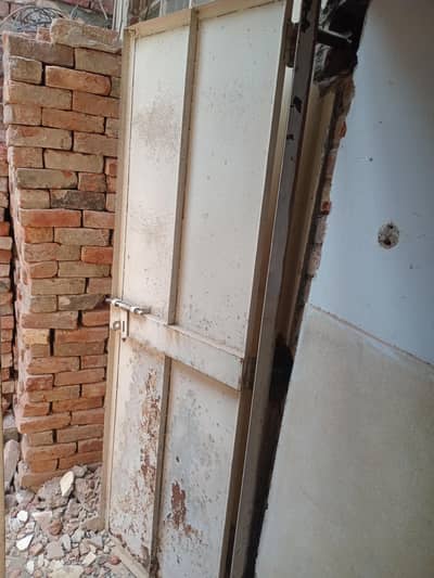 wood aur iron door aur reling hai