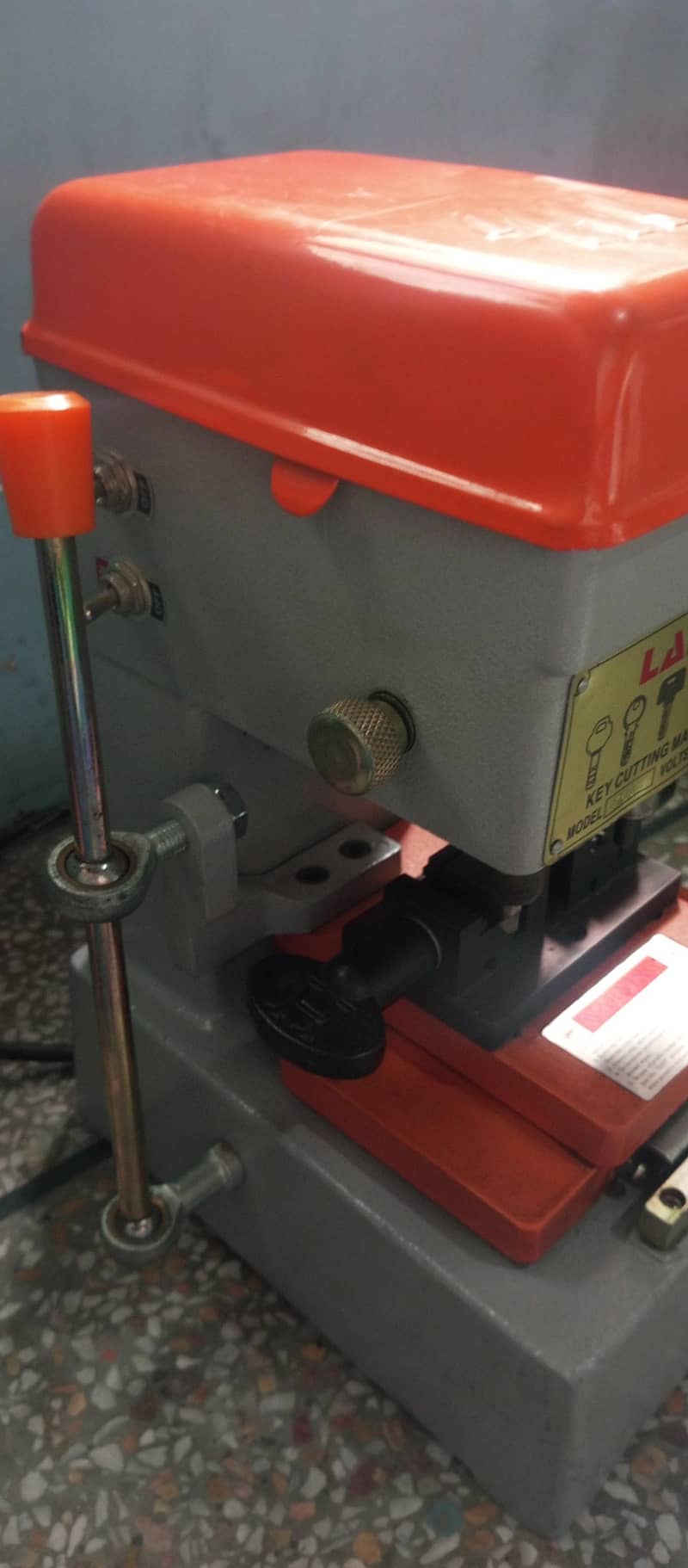 2 machine Key cutting machine 9