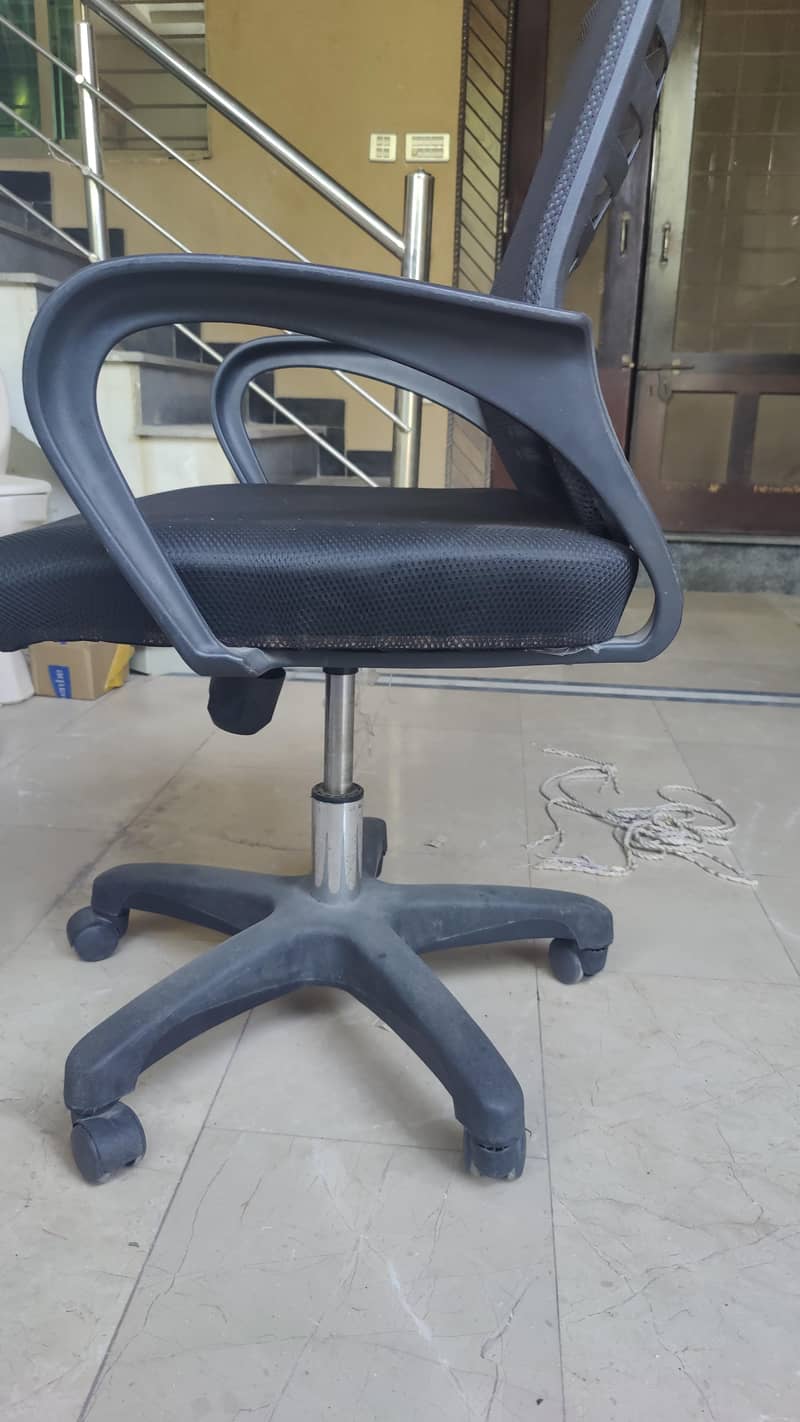 Comfertable Back ,Office/Computer Chair - Adjustable Height & Swivel 1