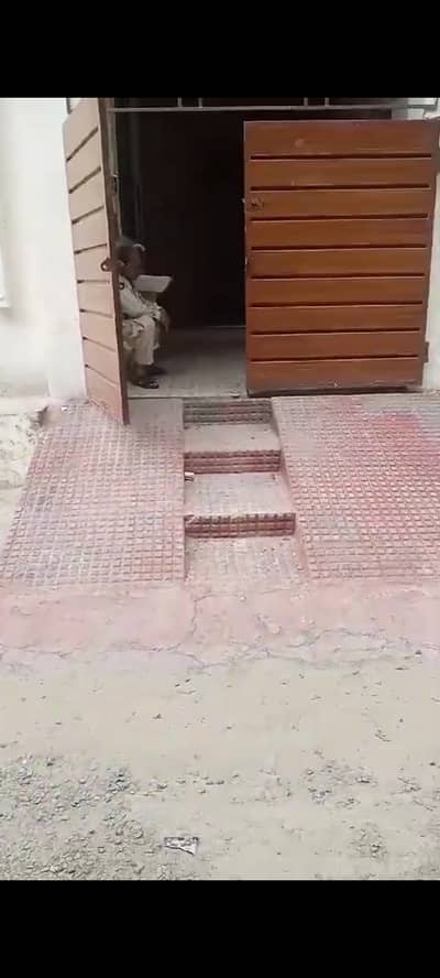 مسجد۔پارک۔مارکیٹ کے قریب ۔۔بجلی اور گیس میٹر لگا ہوا