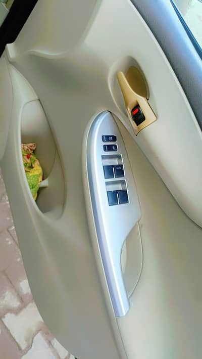 Toyota Corolla GLI manual 2011 old lights .