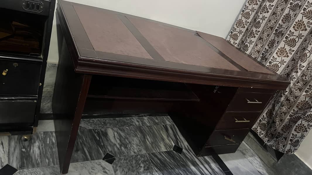 Office table full size 0