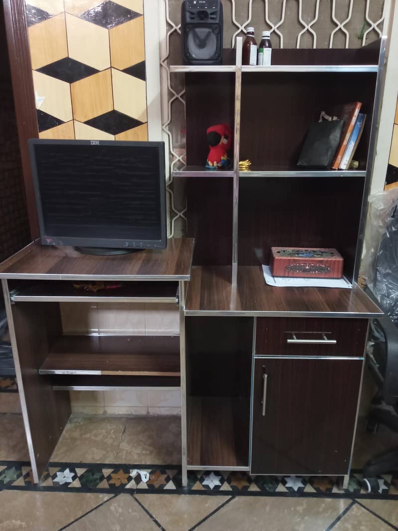 Computer Table vs chair 0