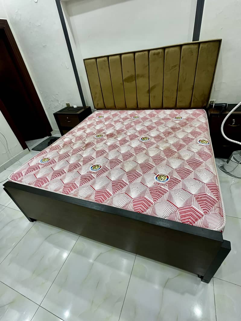 Bed with Sidetables 0