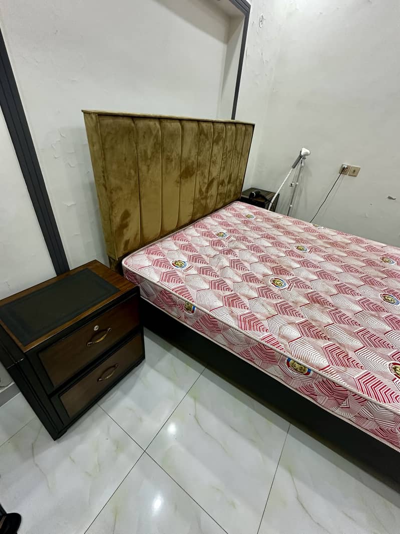 Bed with Sidetables 2
