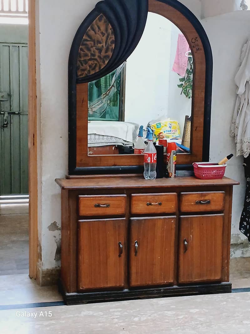 ایک عدد ڈریسنگ ٹیبل برائے فروخت 0