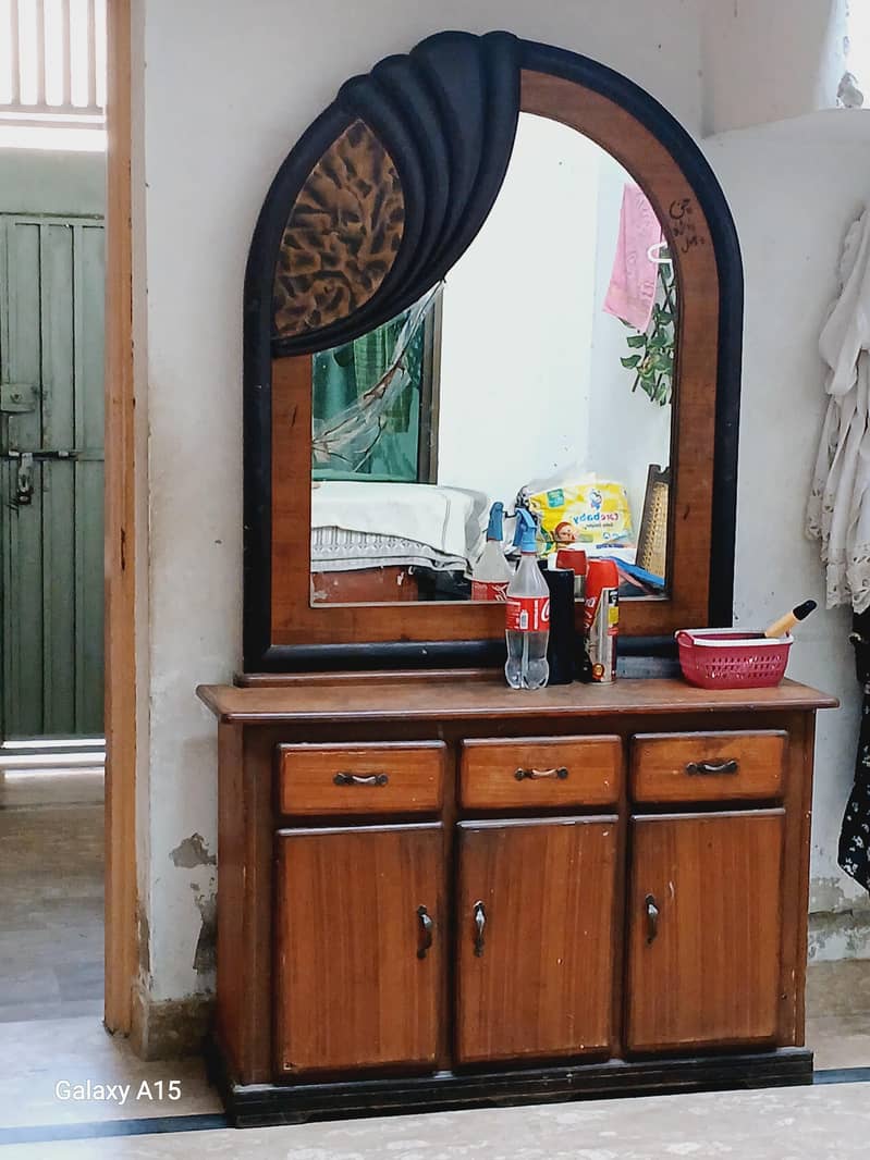 ایک عدد ڈریسنگ ٹیبل برائے فروخت 1