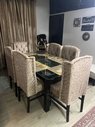 6 chairs dinning table 10/10 condition