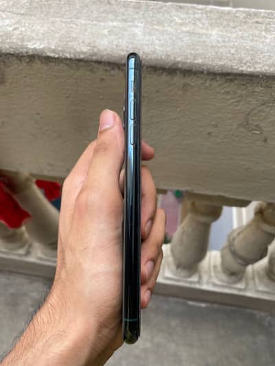 I phone 11 pro max face id off 64 / gb factory Unlock al