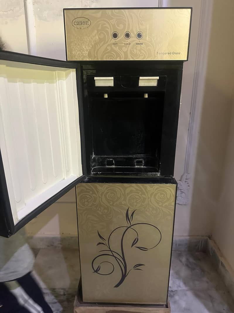 10/10 condition look like new dispenser 4