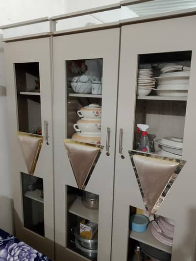 All lemination furniture set in new condition only  glass brok