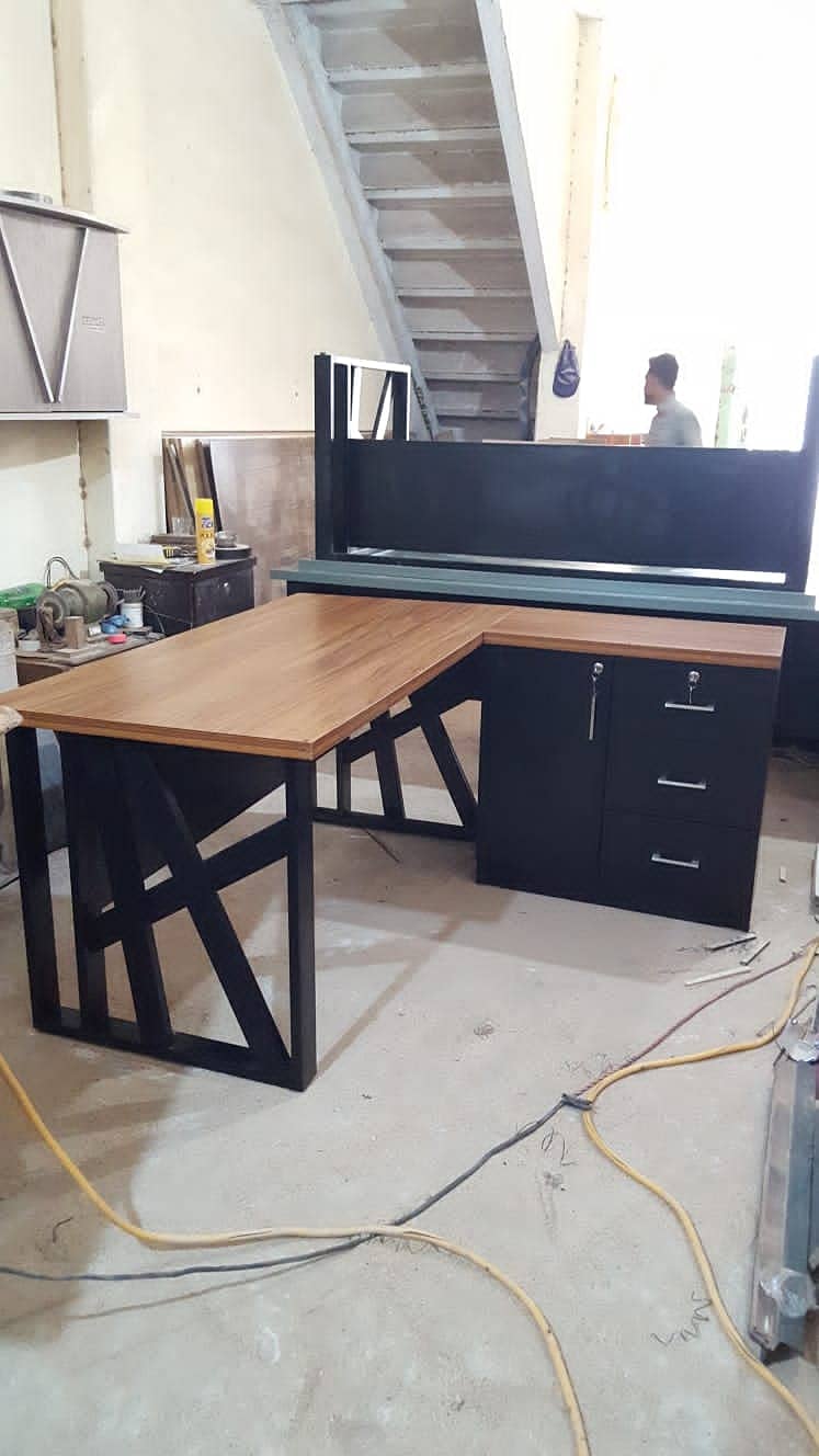 Wall to Wall Workstations , Wall facing workstations 1