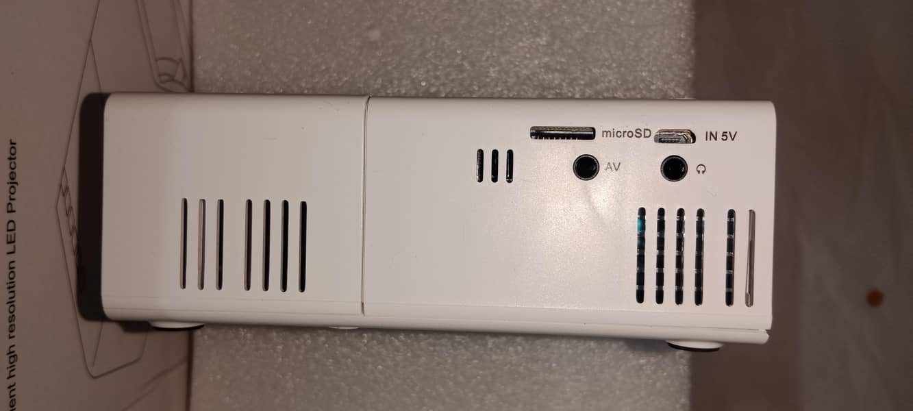 Mini Multimedia Projector 13