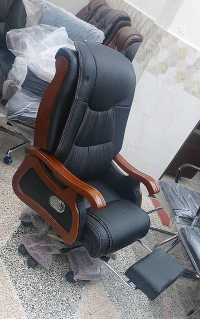 Boss chair Revolving imported recliner with footrest