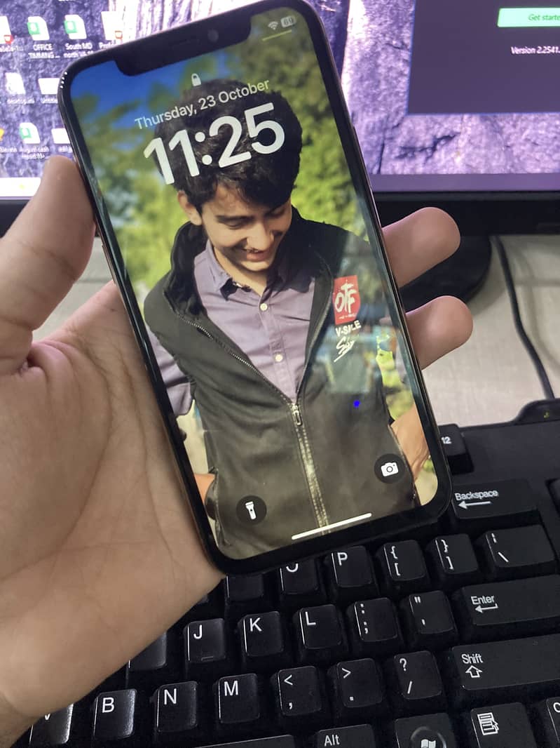 Iphone 11 Pro Only WhatsApp 03344940229 ……. . sim call not answering 4