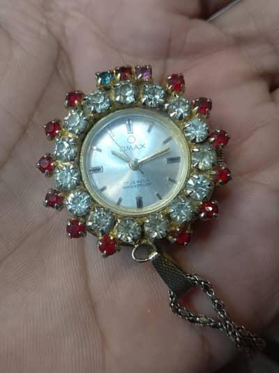 Omax millionaire jewelery locket watch in very good condition