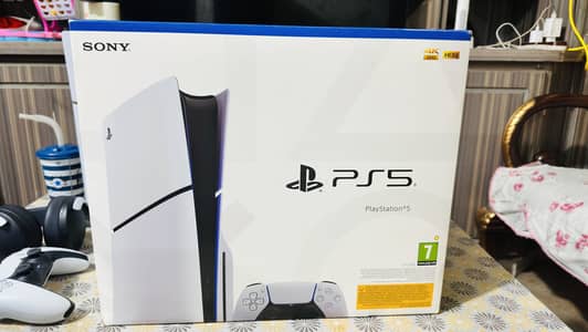 PS5 SLIM WITH CONTROLLER AND BOX