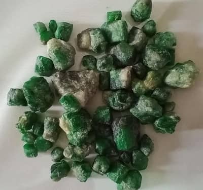 Ruby, Emerald, Tourmaline, Agate, zabarjaf, Tiger eye, Lajward, peral