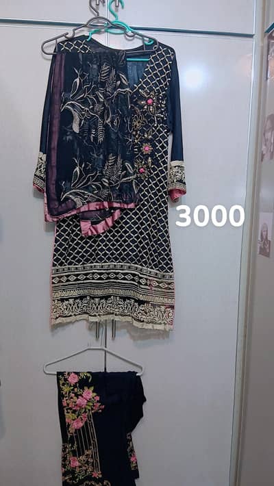 Crimson chickenkaari