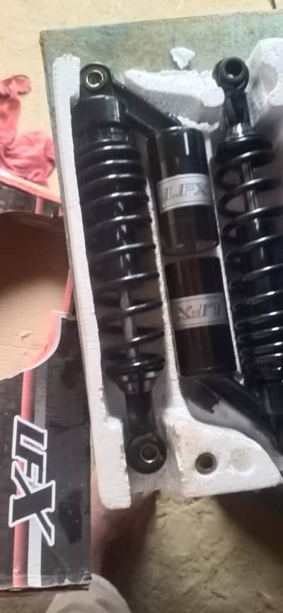 Honda 125 Back Hydraulic Shocks and chrome side covers