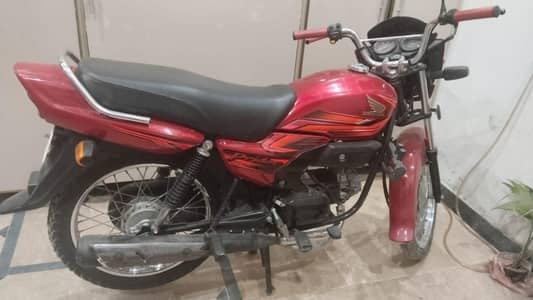Honda pridor bike h new condition mn itna used ni in achi milage h