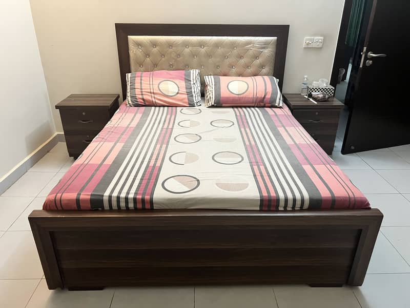 Bed with side table and dressing table 0