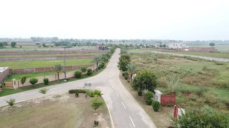 Prime Location Residential 1 Kanal Plot For Farmhouse In Lahore Greenz Block F 17