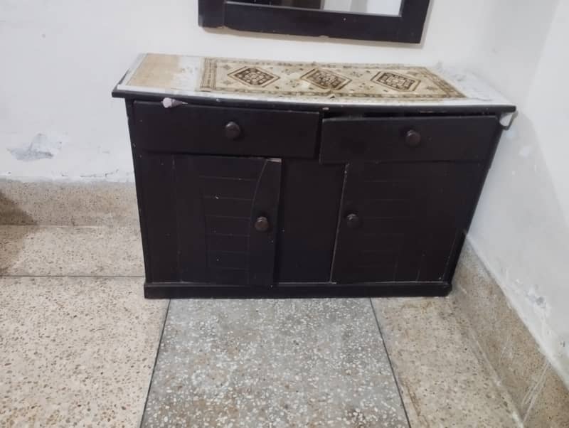 جگہ کی کمی کی وجہ سے فرنیچر  بیچ رہے ہیں بہت کم استعمال ہوا ہے مختلف 0