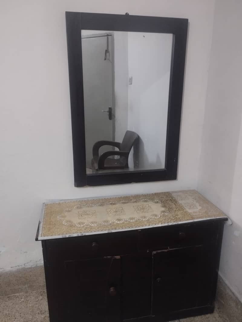 جگہ کی کمی کی وجہ سے فرنیچر  بیچ رہے ہیں بہت کم استعمال ہوا ہے مختلف 1