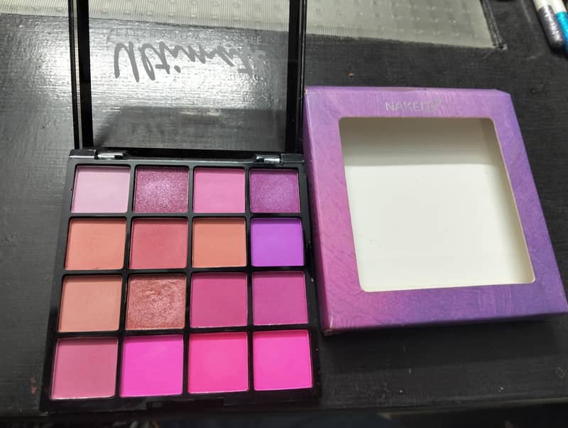 mini eyeshadow palette of different clrs 0