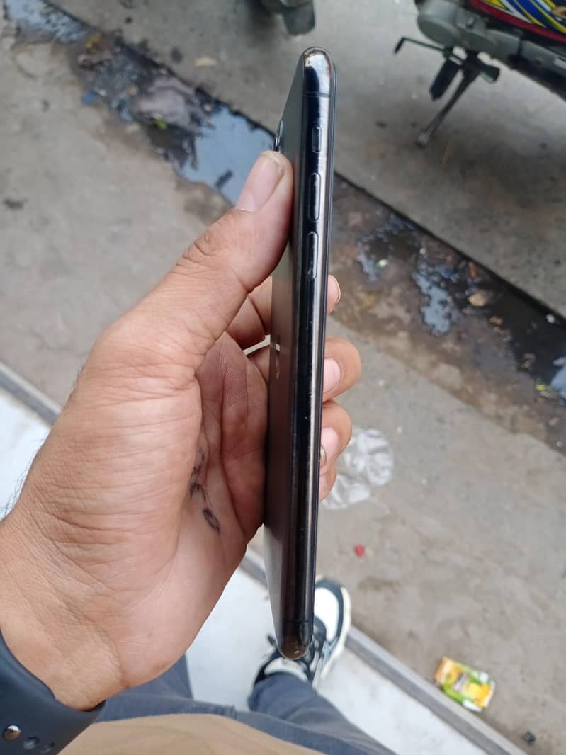 11 pro max 64GB non pta Zong sim Ative 4