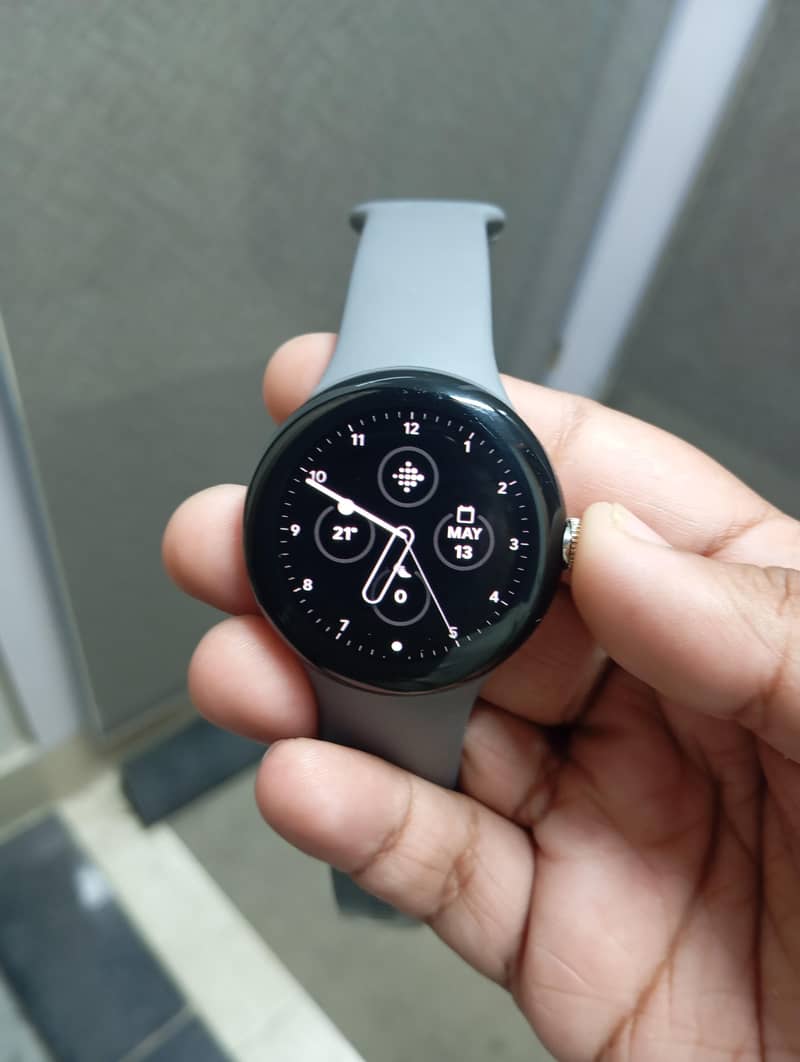 Pixel watch 1 New untouch only box open with charger 0