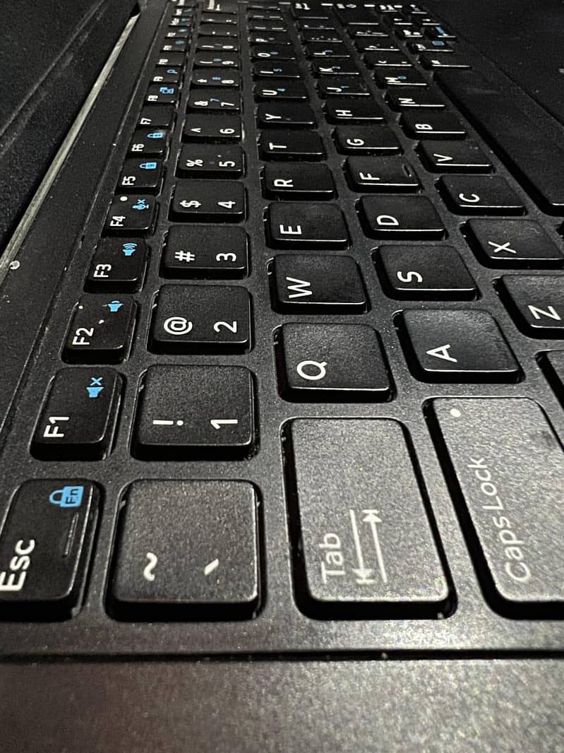 Dell Latitude E5470 (4/128) Witn HQ Processor 6