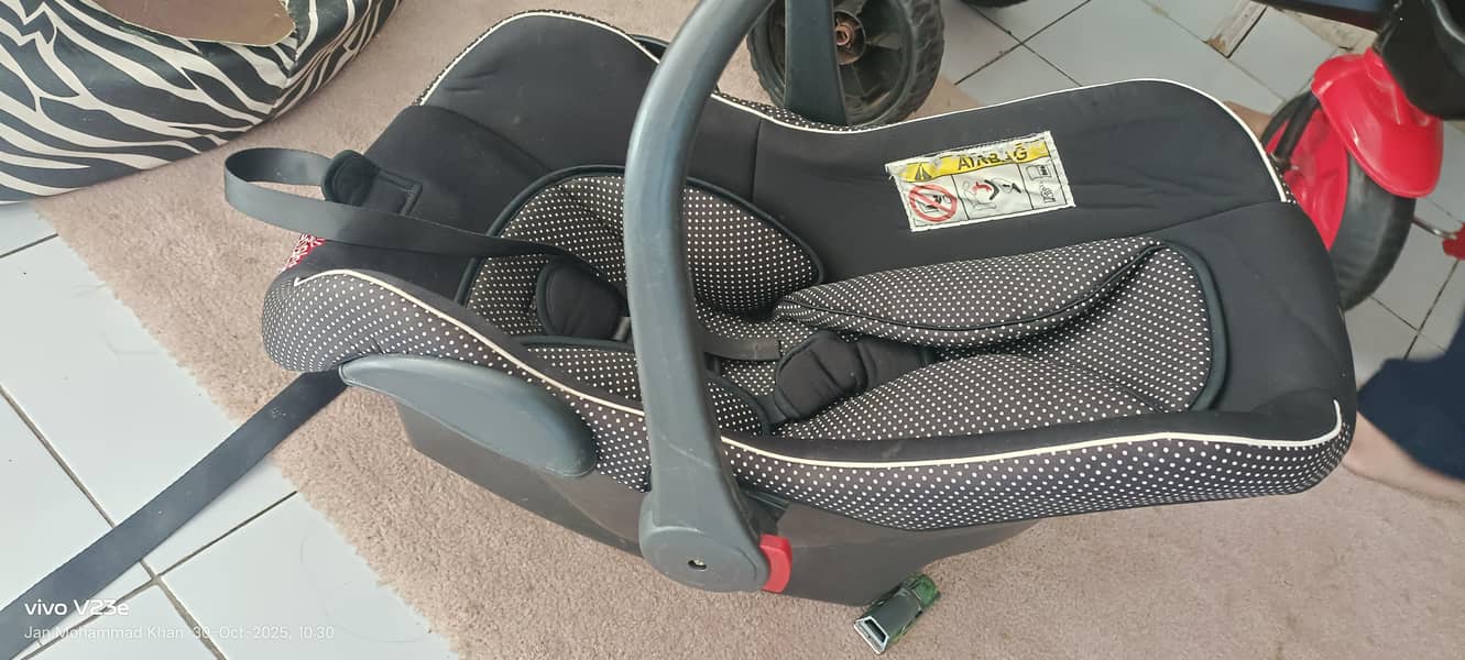 استعمال شدہ بیبی کیری سیٹ / کار سیٹ (بہترین حالت میں) تفصیل 1