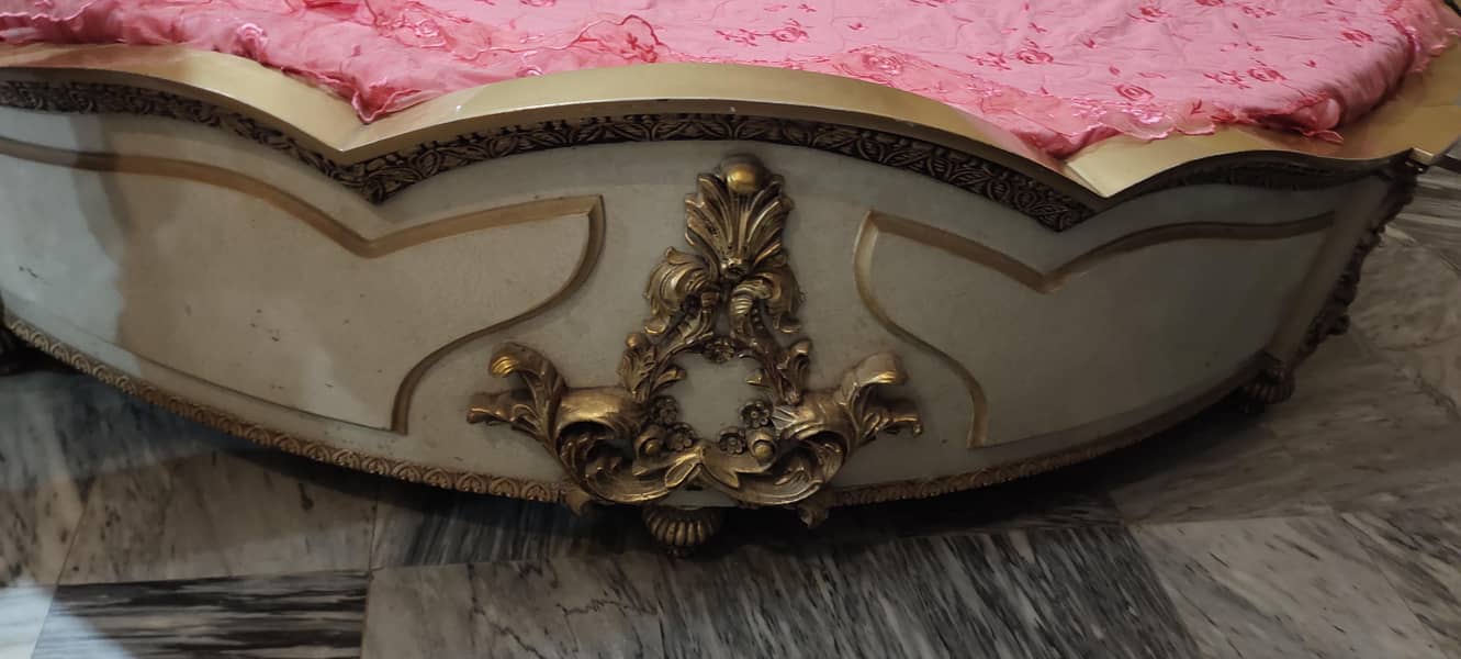 interior round bed set. 4