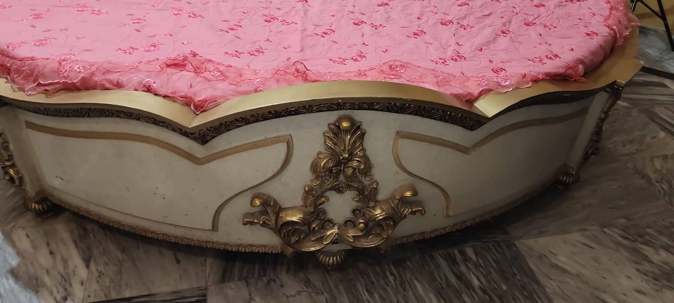 interior round bed set. 5