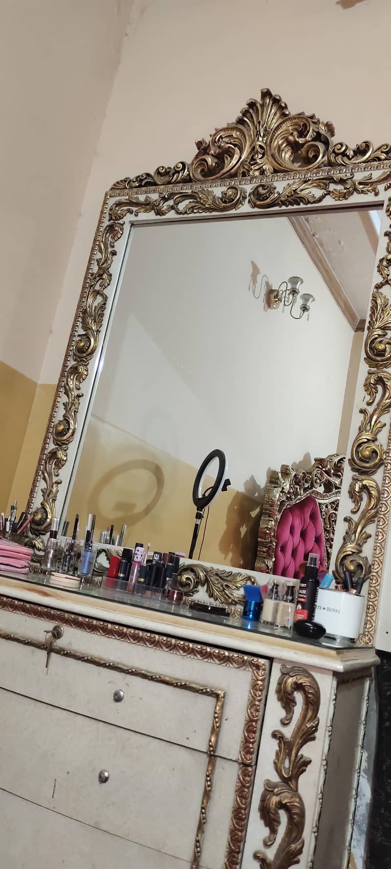 interior round bed set. 6