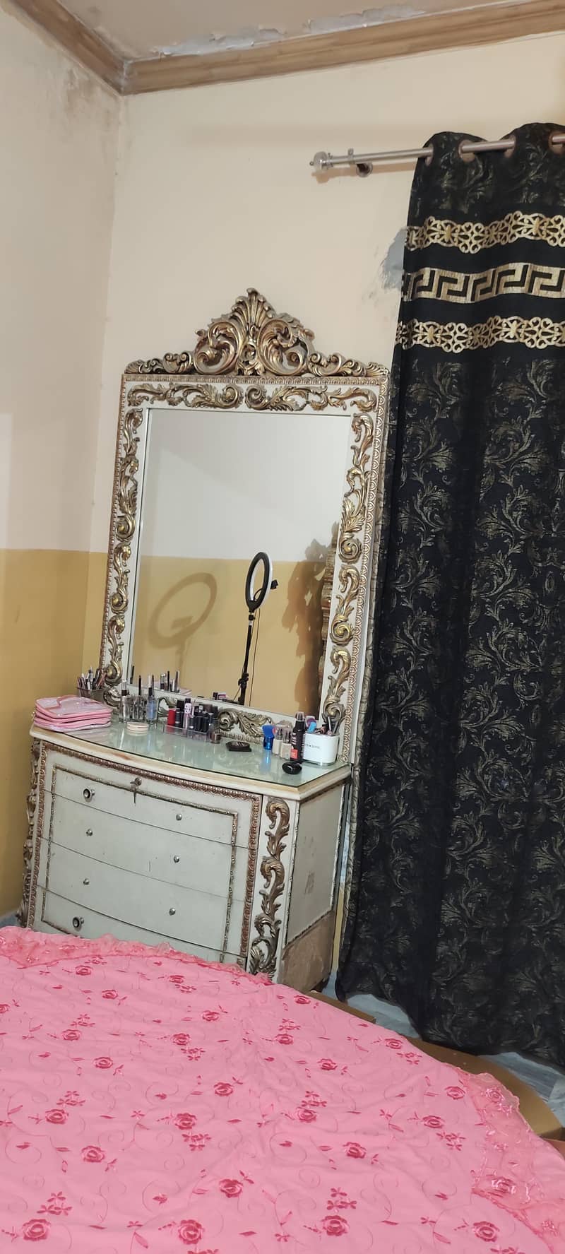 interior round bed set. 7