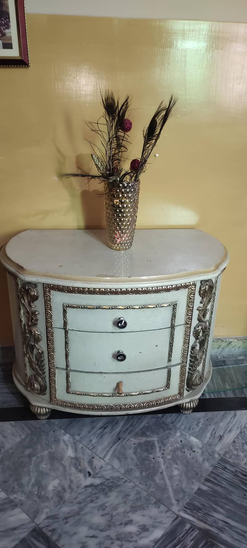 interior round bed set. 9