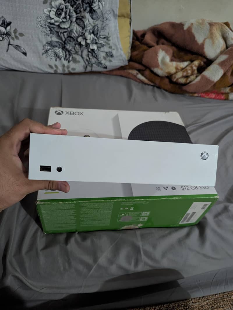 xbox series s 2 month used almost brand new with box and controller 1