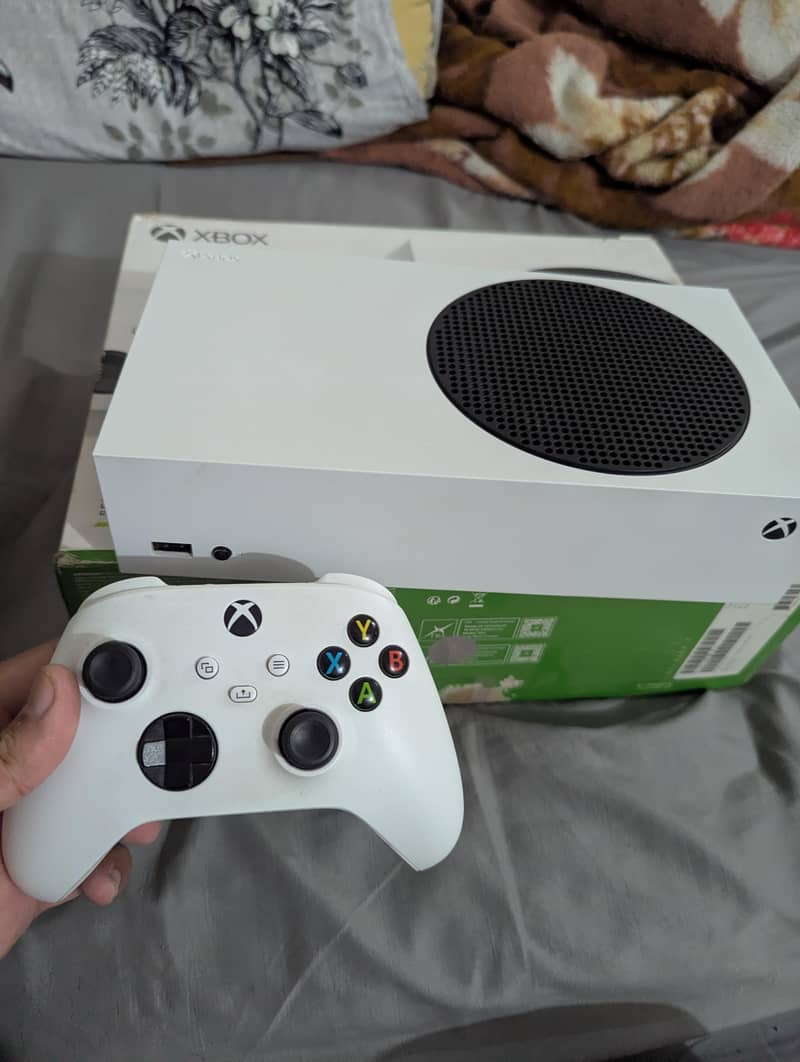 xbox series s 2 month used almost brand new with box and controller 4