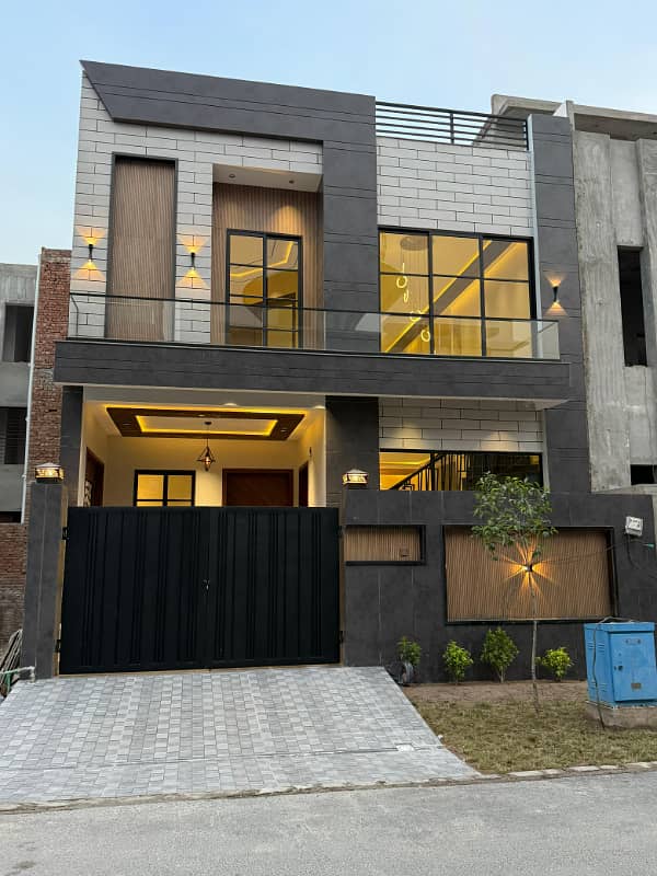 Ideally Located House Of 7 Marla Is Available For sale In Lahore 0
