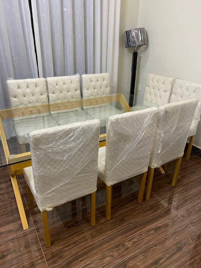 8 seats dining set. 2