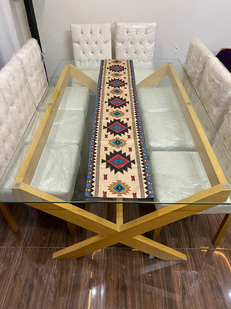 8 seats dining set. 4
