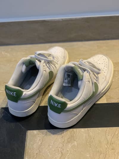 Pre-loved original Nike sneakers – EUR 41