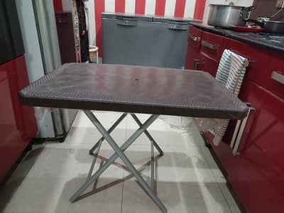 Foldable plastic table