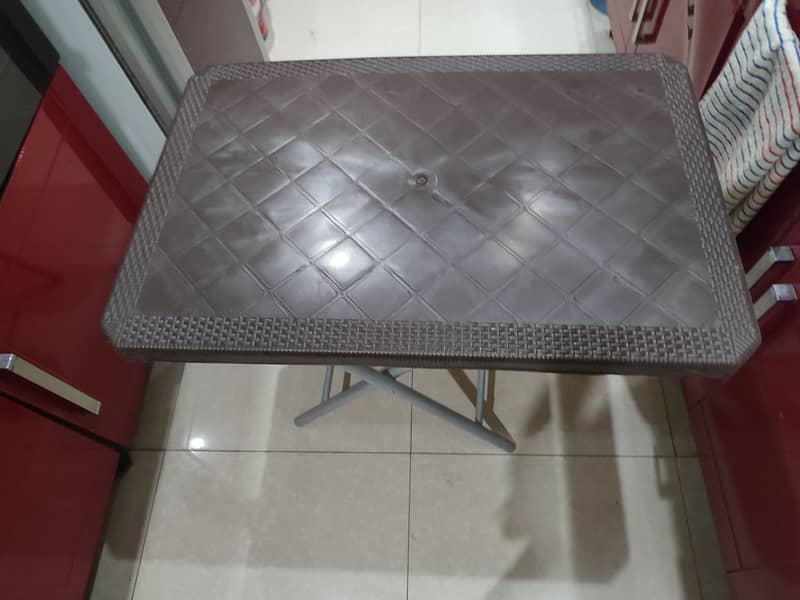 Foldable plastic table 1