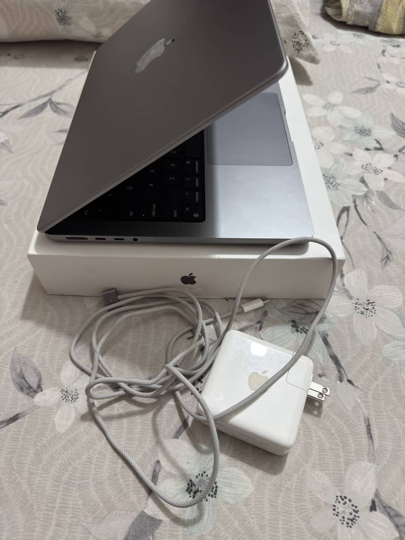 Macbook Pro M1 Pro 10/10 Pristine Condition 16/512 7
