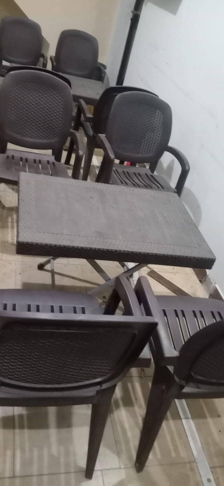 swarmna counter n sitting n case counter.  chiar. 1