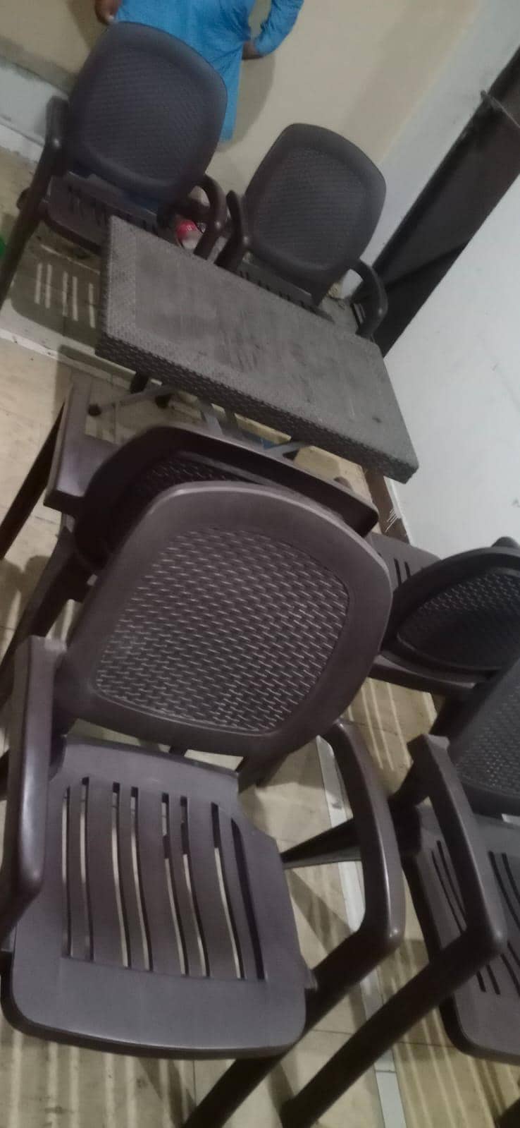 swarmna counter n sitting n case counter.  chiar. 2